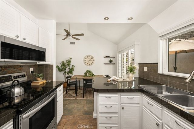 49 Summerfield 99, Irvine, CA 92614
