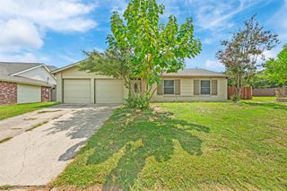 710 W Embercrest Drive, Arlington, TX 76017