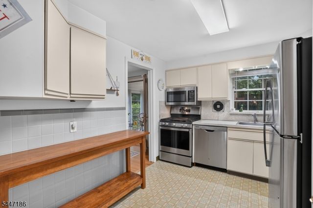 72 Lyons Pl, Springfield Twp., NJ 07081