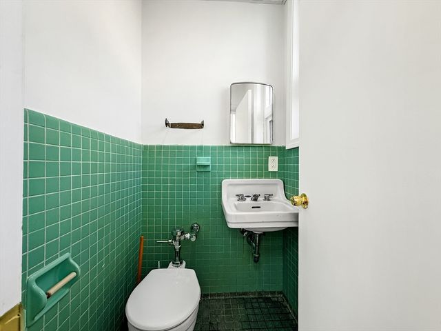 64 Dewey St, Worcester, MA 01610