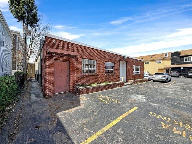 64 Dewey St, Worcester, MA 01610