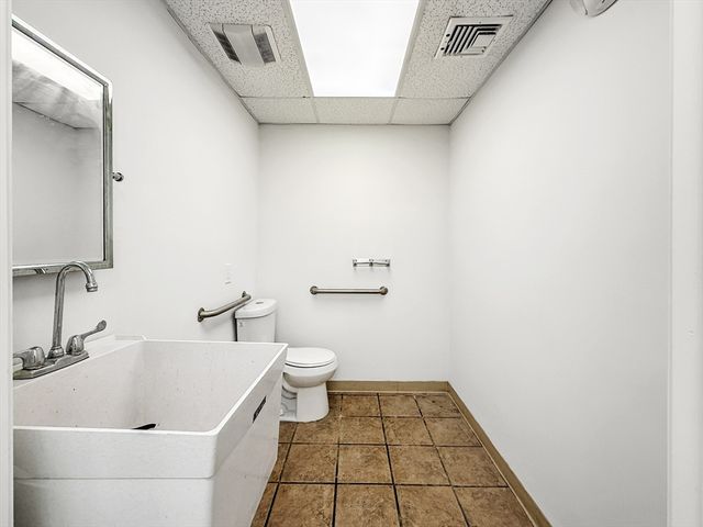 64 Dewey St, Worcester, MA 01610