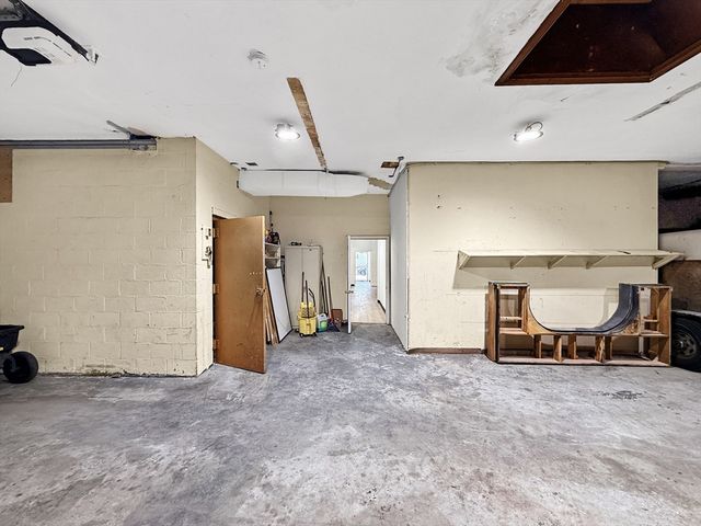 64 Dewey St, Worcester, MA 01610