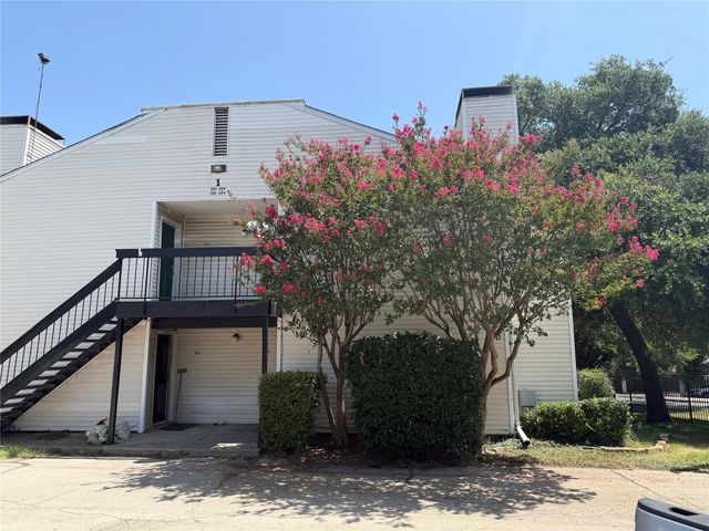 7431 Holly Hill Drive 102, Dallas, TX 75231