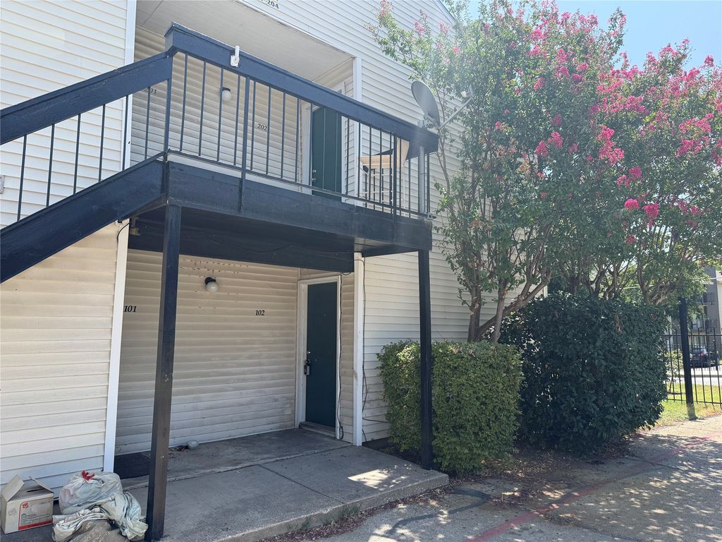 7431 Holly Hill Drive 102, Dallas, TX 75231