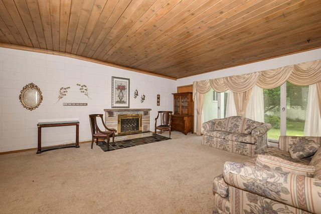 S103W26370 Maple AVENUE, Mukwonago, WI 53149