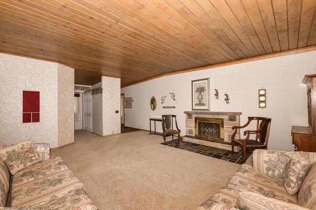 S103W26370 Maple AVENUE, Mukwonago, WI 53149
