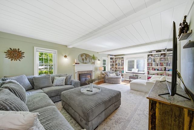 652 Old Post Rd, North Attleboro, MA 02760