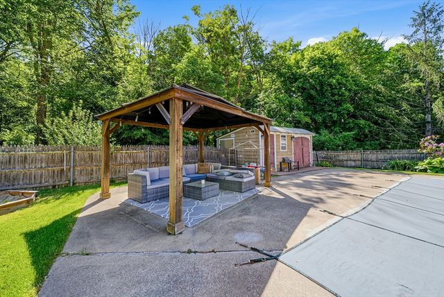 652 Old Post Rd, North Attleboro, MA 02760