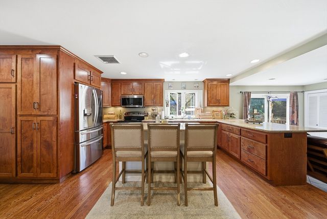 652 Old Post Rd, North Attleboro, MA 02760