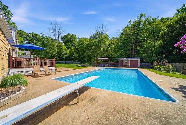 652 Old Post Rd, North Attleboro, MA 02760