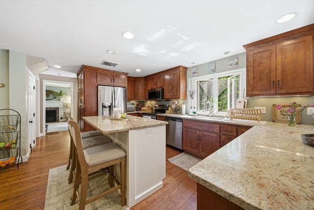 652 Old Post Rd, North Attleboro, MA 02760