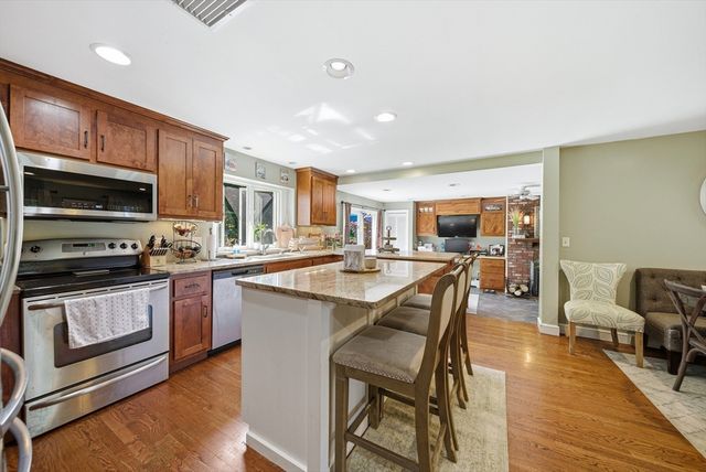 652 Old Post Rd, North Attleboro, MA 02760
