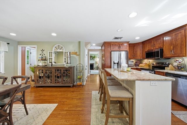 652 Old Post Rd, North Attleboro, MA 02760