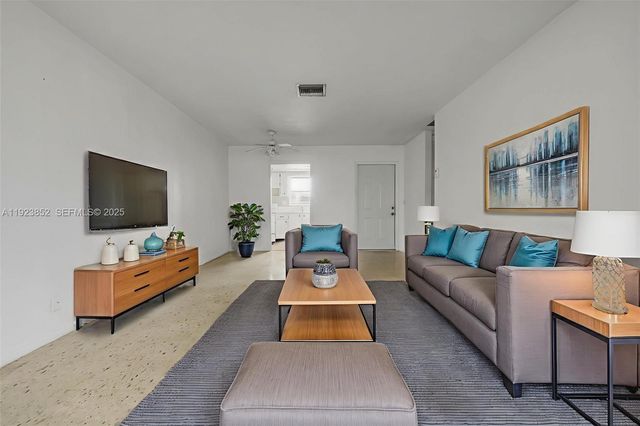 2854 E Crosley Dr E J, West Palm Beach, FL 33415