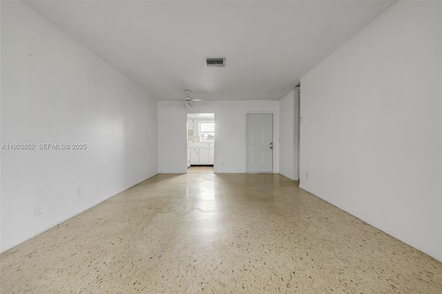 2854 E Crosley Dr E J, West Palm Beach, FL 33415