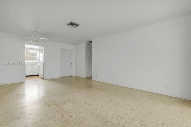 2854 E Crosley Dr E J, West Palm Beach, FL 33415