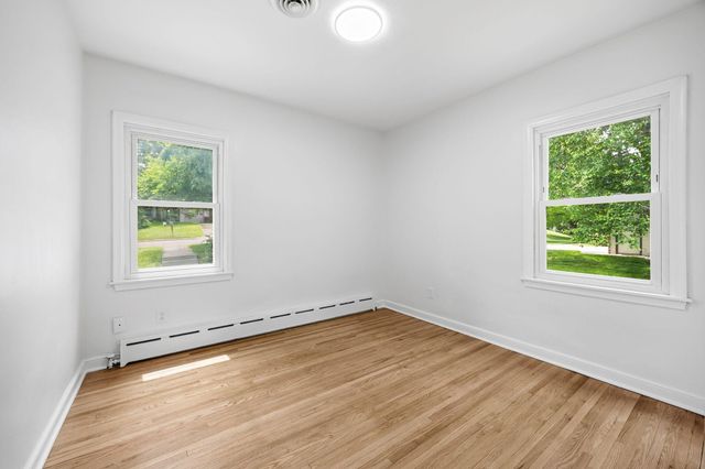 445 Lark Avenue E, Maplewood, MN 55117