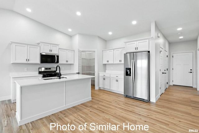 418 N 2ND Avenue, Eldridge, IA 52748