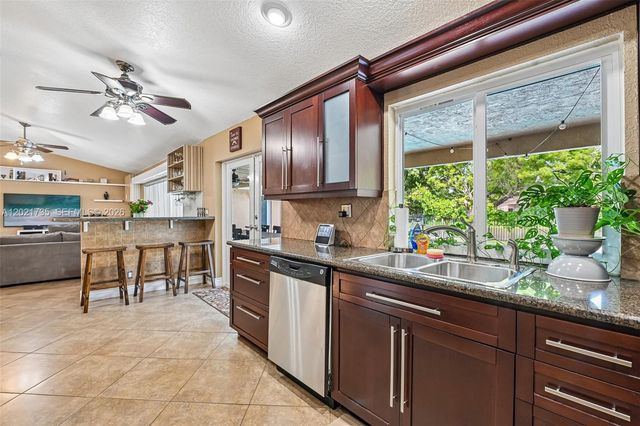 483 NW 107th Ave, Coral Springs, FL 33071