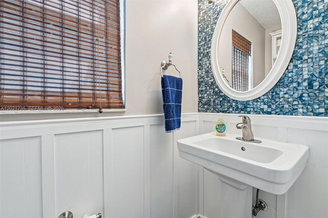 483 NW 107th Ave, Coral Springs, FL 33071