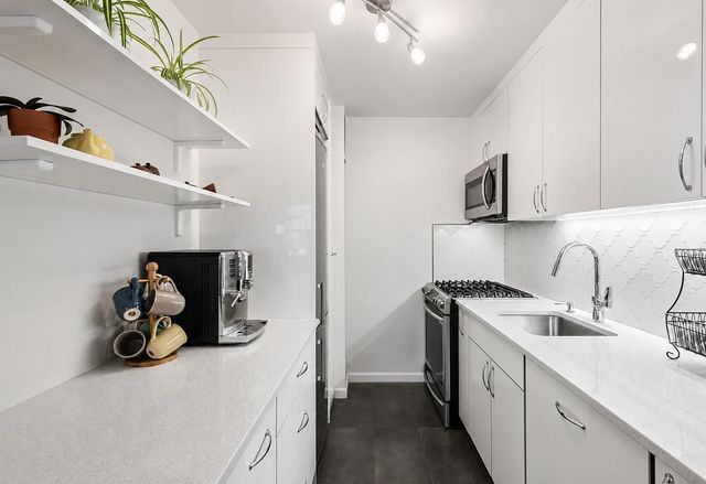 305 E 24th St Apt 8H, New York City, NY 10010