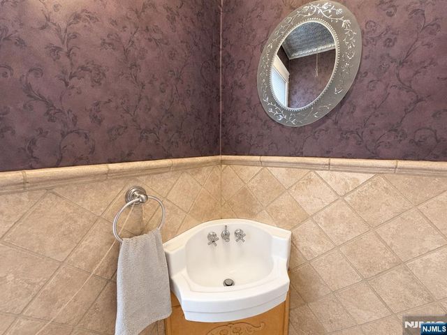72 Rosedale Avenue, Elmwood Park, NJ 07407