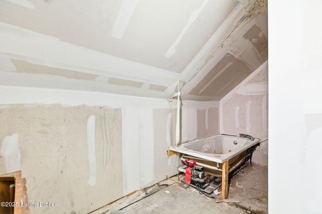 236 S 42nd St, Louisville, KY 40212