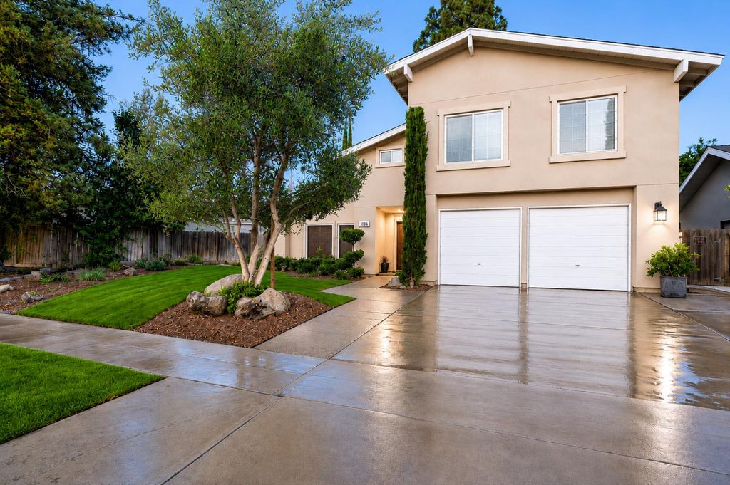 Image 1 of property listing at 8296 N Del Mar Avenue, Fresno, CA 93711