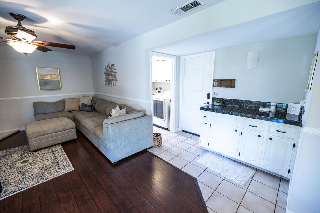 Image 12 of property listing at 8296 N Del Mar Avenue, Fresno, CA 93711