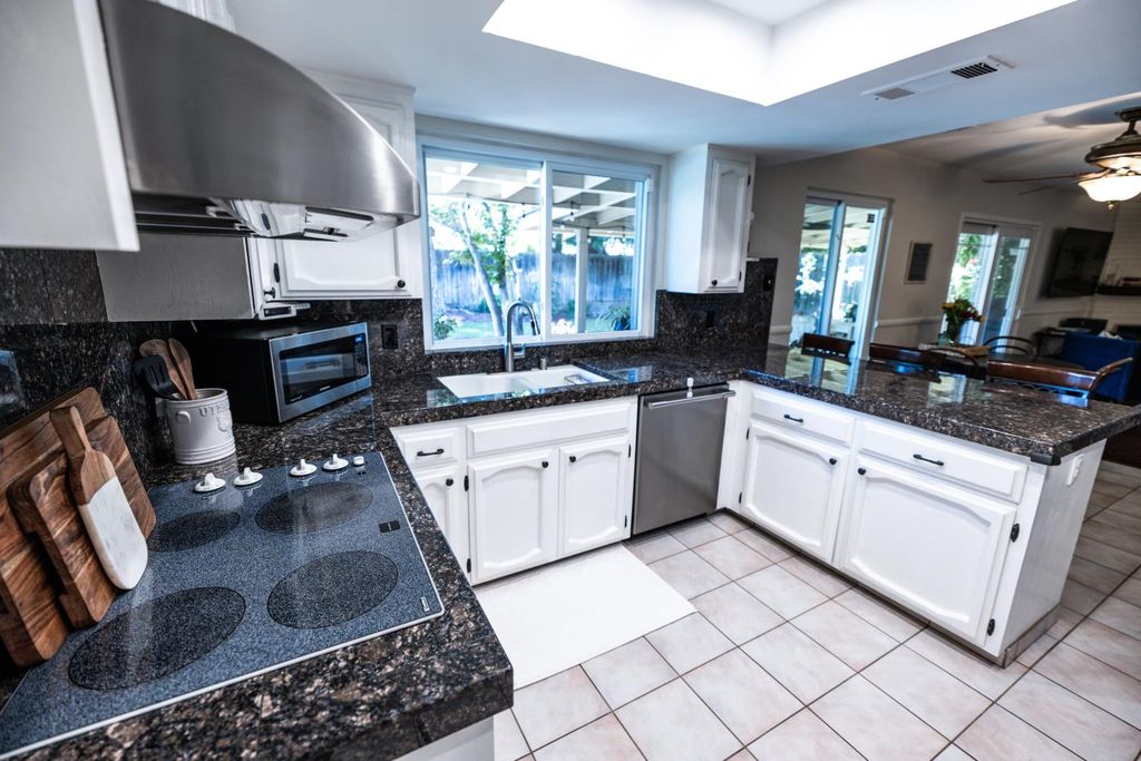 Image 15 of property listing at 8296 N Del Mar Avenue, Fresno, CA 93711