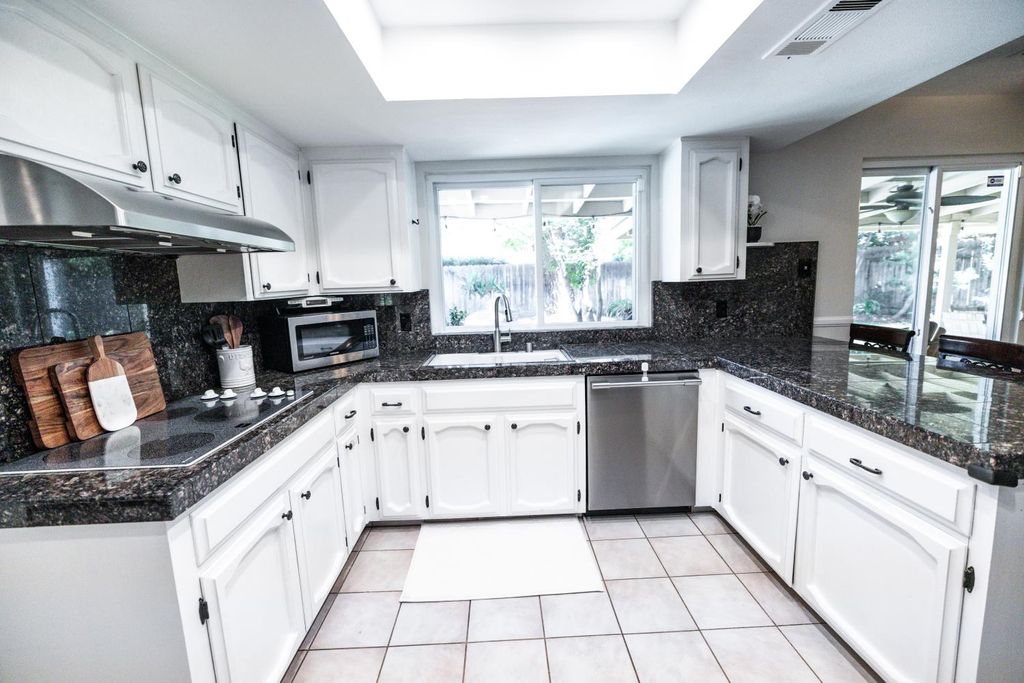 Image 16 of property listing at 8296 N Del Mar Avenue, Fresno, CA 93711