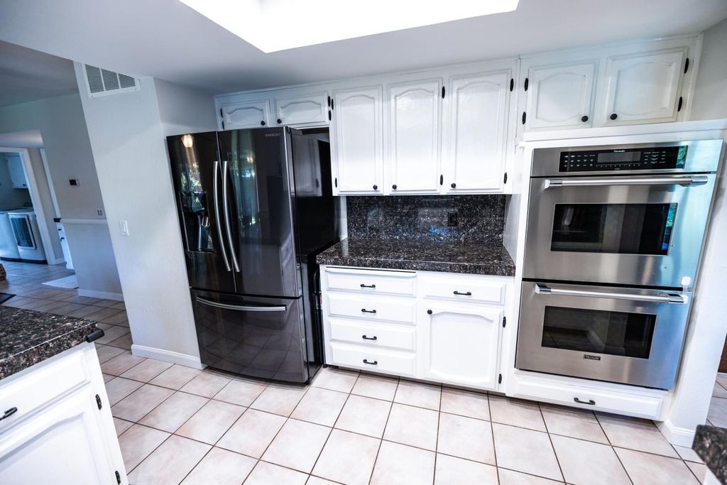 Image 17 of property listing at 8296 N Del Mar Avenue, Fresno, CA 93711