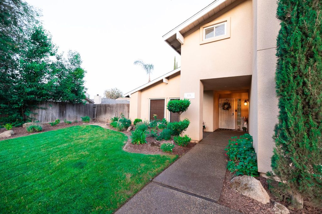 Image 2 of property listing at 8296 N Del Mar Avenue, Fresno, CA 93711