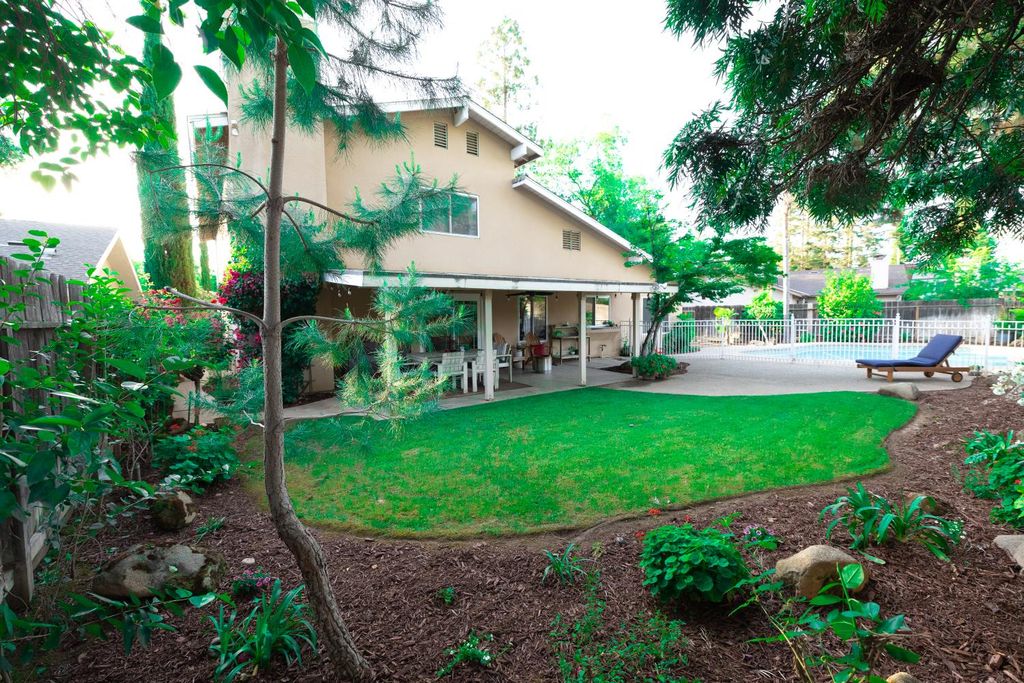 Image 3 of property listing at 8296 N Del Mar Avenue, Fresno, CA 93711
