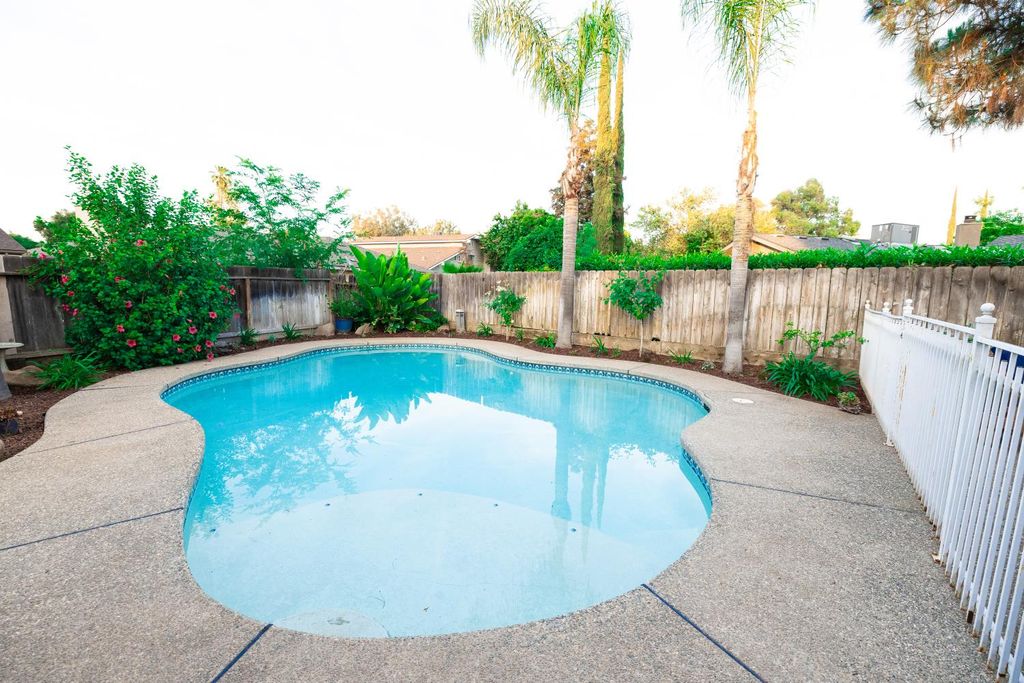 Image 35 of property listing at 8296 N Del Mar Avenue, Fresno, CA 93711