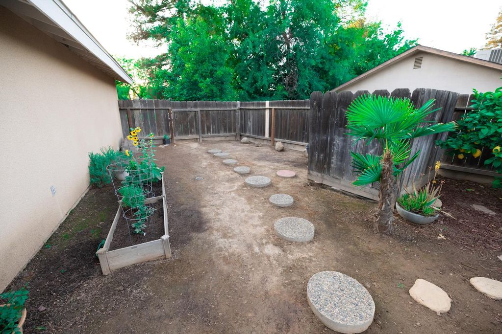 Image 36 of property listing at 8296 N Del Mar Avenue, Fresno, CA 93711
