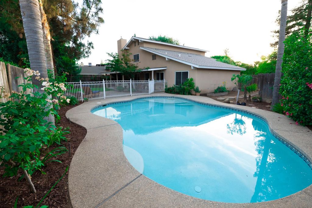 Image 4 of property listing at 8296 N Del Mar Avenue, Fresno, CA 93711