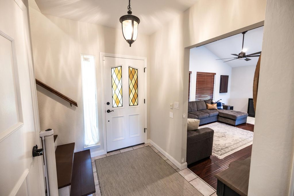 Image 5 of property listing at 8296 N Del Mar Avenue, Fresno, CA 93711