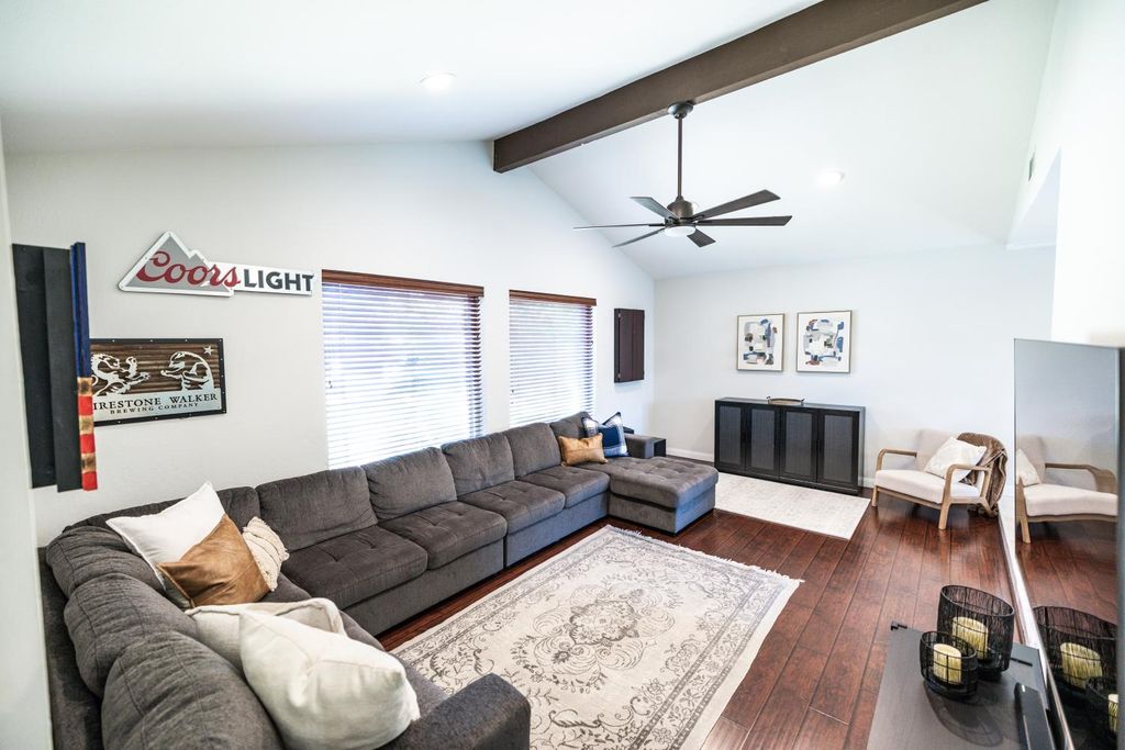 Image 6 of property listing at 8296 N Del Mar Avenue, Fresno, CA 93711