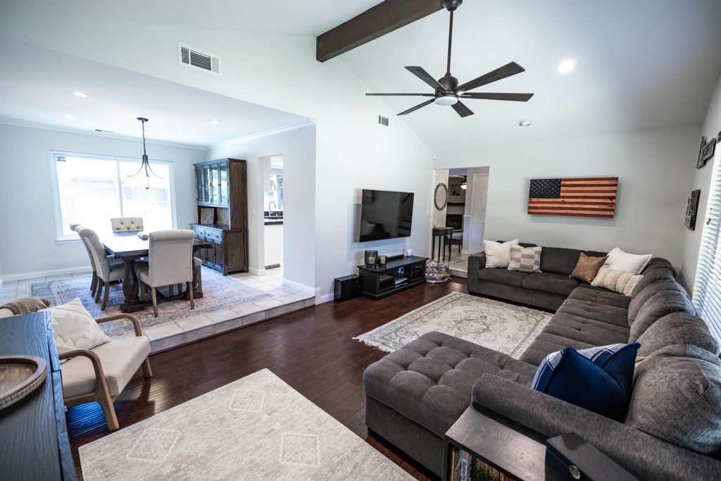 Image 7 of property listing at 8296 N Del Mar Avenue, Fresno, CA 93711