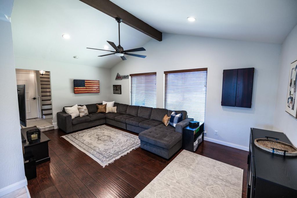 Image 8 of property listing at 8296 N Del Mar Avenue, Fresno, CA 93711