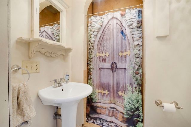35 Day Ave, Northampton, MA 01060
