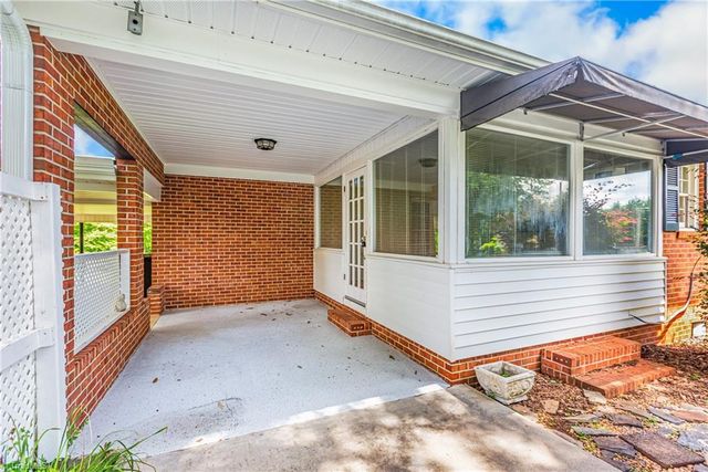 300 E Lee Avenue, Yadkinville, NC 27055