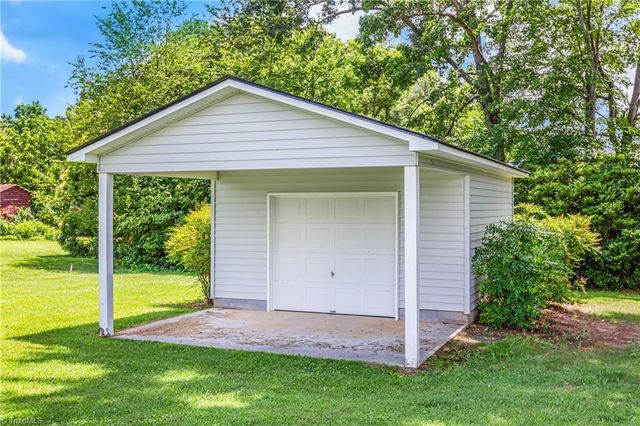 300 E Lee Avenue, Yadkinville, NC 27055