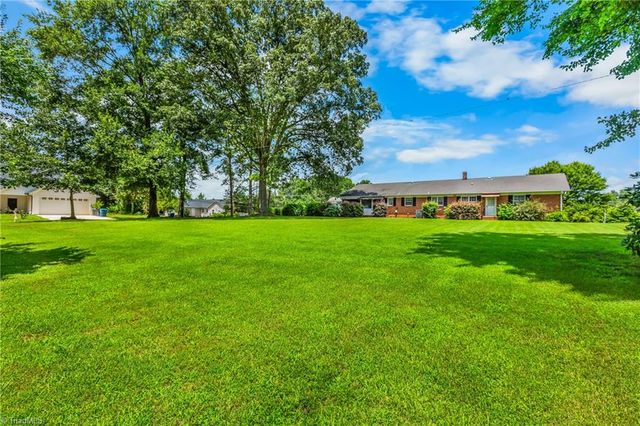 300 E Lee Avenue, Yadkinville, NC 27055