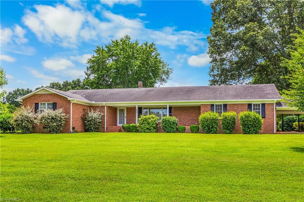 300 E Lee Avenue, Yadkinville, NC 27055