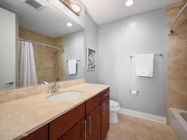 770 W GLADYS Avenue 706, Chicago, IL 60661
