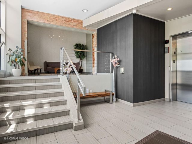 770 W GLADYS Avenue 706, Chicago, IL 60661