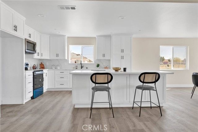 8698 Oakwood Avenue, Hesperia, CA 92345